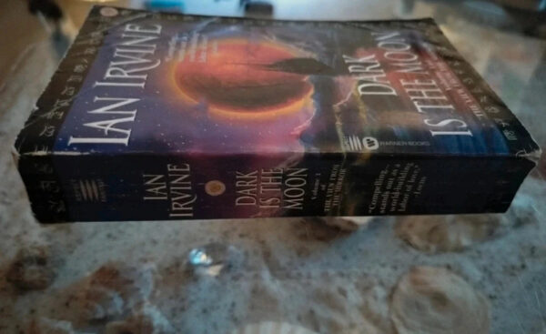 Ian Irvine - Dark is the Moon - Book 3 View from the Mirror - Afbeelding 3