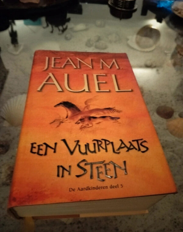 J.M. Auel - Een vuurplaats in steen - hardcover - Aardkinderen