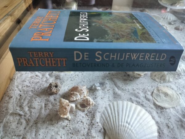 Terry Pratchett - Betoverkind & De Plaagzusters - Schijfwereld dubbeldeel - Discworld - Afbeelding 3